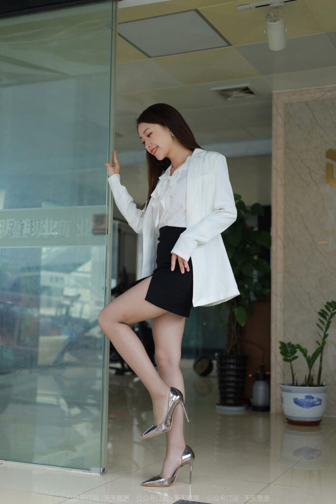 [IESS异思趣向] 2022.6.11 丝享家 1114：小婕《冷艳嘿丝》[82P/131MB]插图