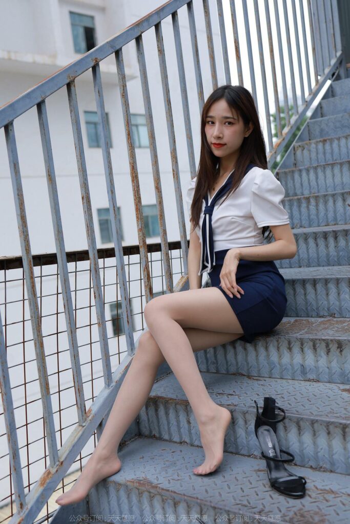 [IESS异思趣向] 2022.6.20 丝享家 1123：美子《楼梯上的美腿》[88P/105MB]插图3