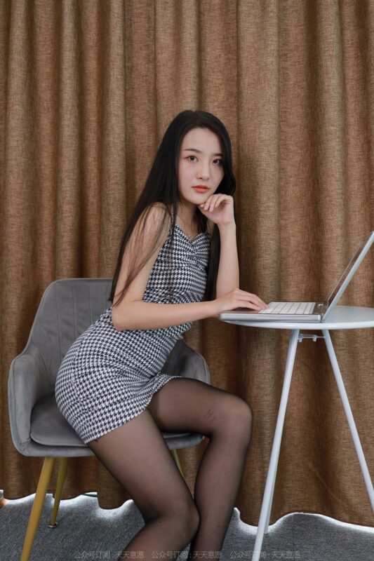 [IESS异思趣向] 2022.8.2 丝享家 1165：婉萍《嘿丝打字员》[71P/119MB]-无料摄影圈