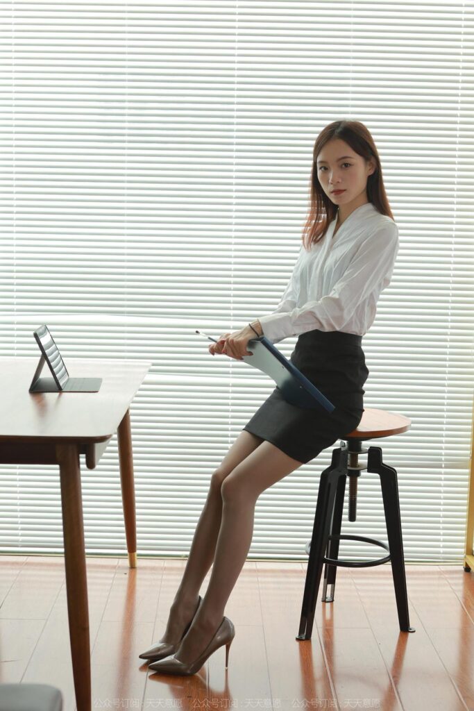 [IESS异思趣向] 2022.10.25 丝享家 1248 小六《灰丝平板》[92P/94MB]插图2