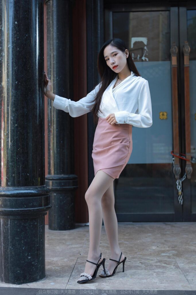 [IESS异思趣向] 2022.10.27 丝享家 1250 美子《街角的爱人》[88P/92MB]插图2