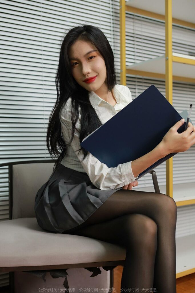 [IESS异思趣向] 2022.11.04 丝享家 1258 胆胆《红色高跟鞋》[95P/132MB]插图3