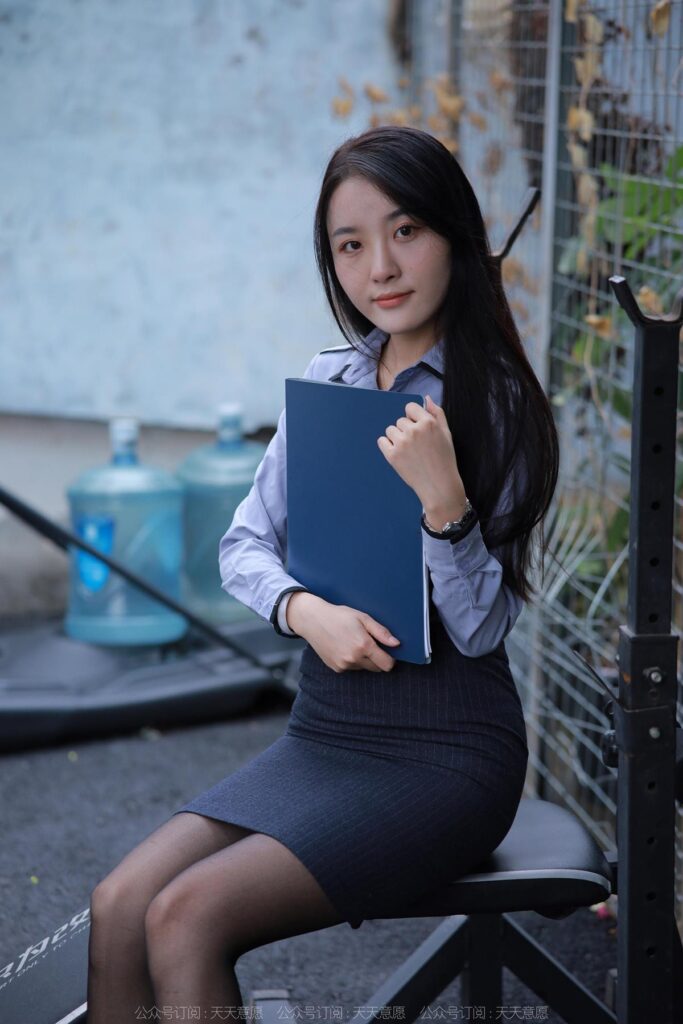 [IESS异思趣向] 2022.11.30 丝享家 1284 婉萍《嘿丝女秘》[84P/95MB]插图1