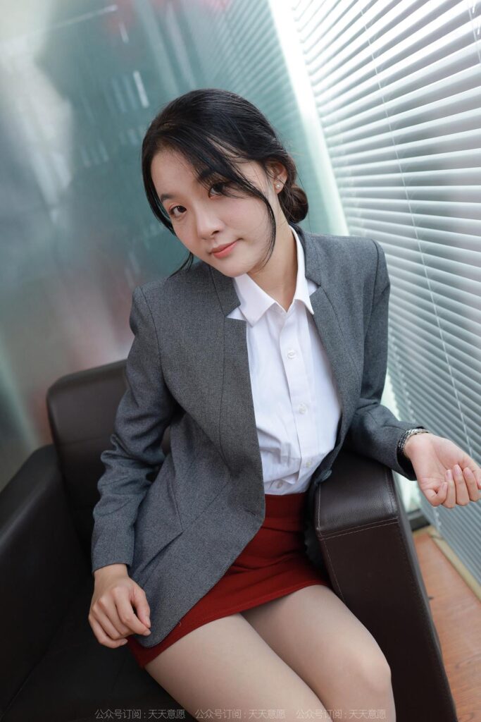 [IESS异思趣向] 2022.12.06 丝享家 1290 婉萍《迷人绯红》[93P/100MB]插图1