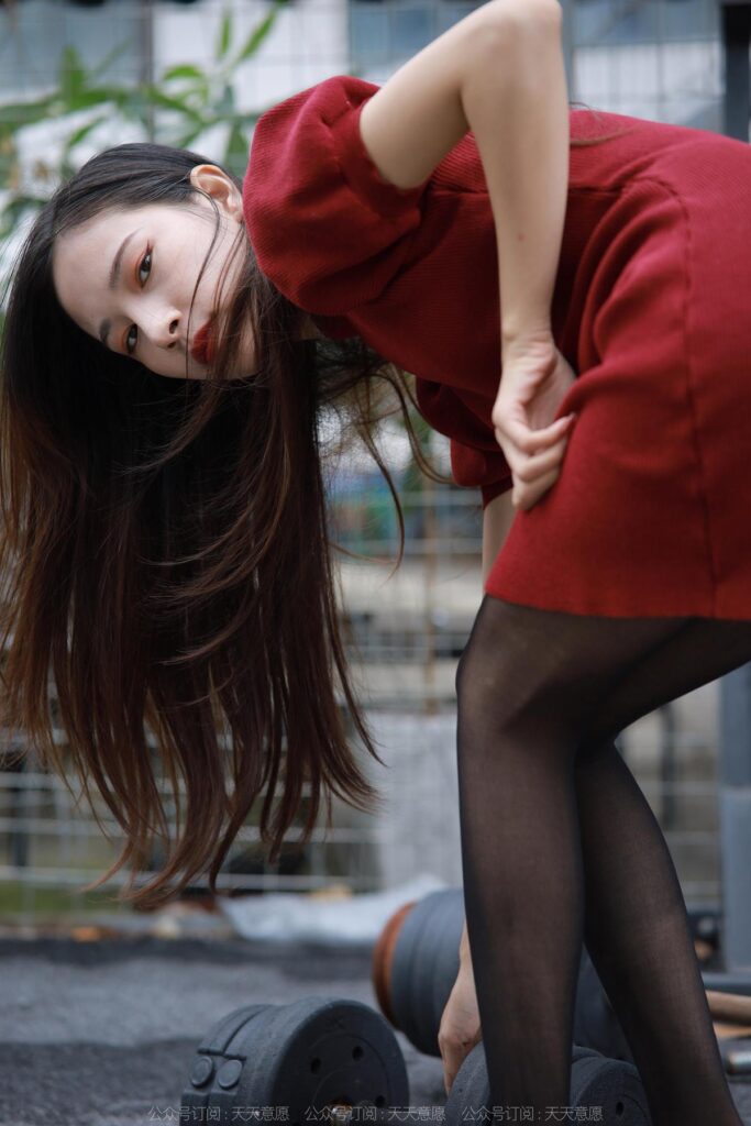 [IESS异思趣向] 2022.12.09 丝享家 1293 美子《酒红高跟鞋》[77P/98MB]插图2