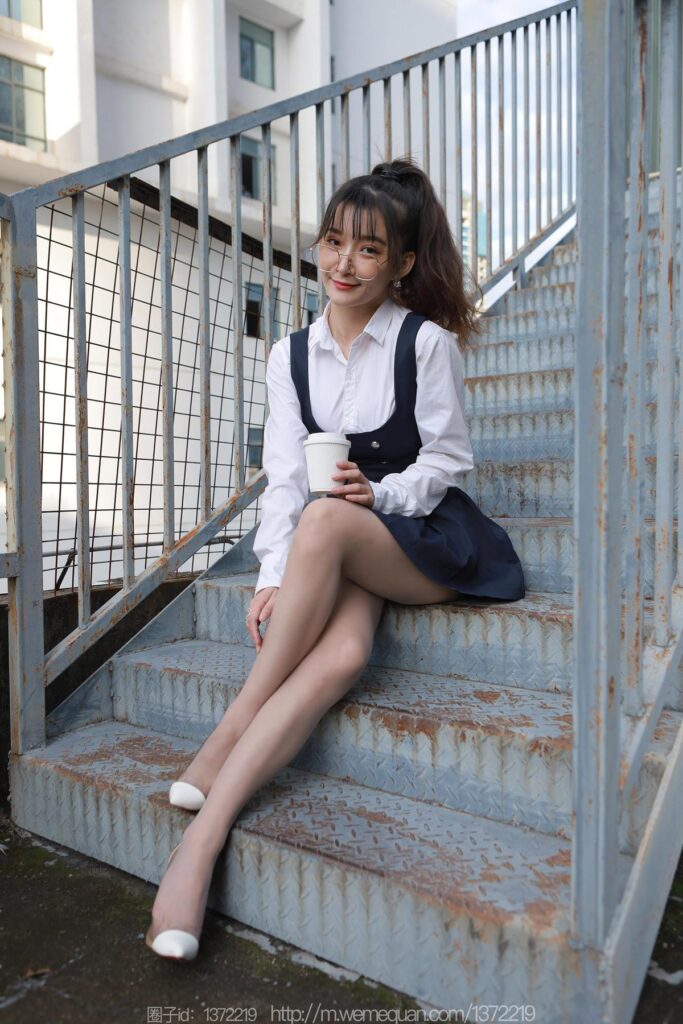 [IESS异思趣向] 2022.12.13 丝享家 1297 秋秋《楼梯偶遇婉萍》[79P/89MB]插图2