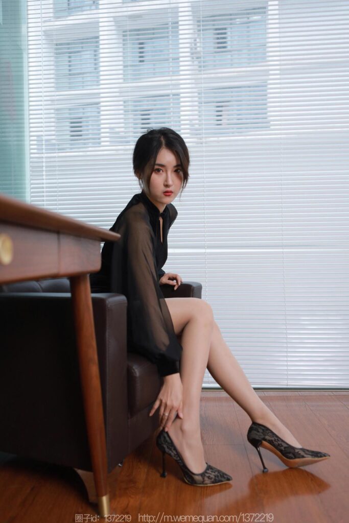 [IESS异思趣向] 2022.12.15 丝享家 1299 小宝《黑色旗袍白纸扇》[86P/86MB]插图1