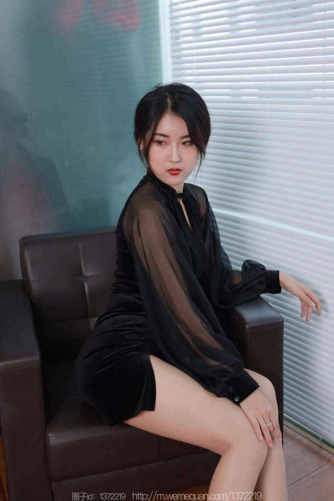 [IESS异思趣向] 2022.12.15 丝享家 1299 小宝《黑色旗袍白纸扇》[86P/86MB]插图2