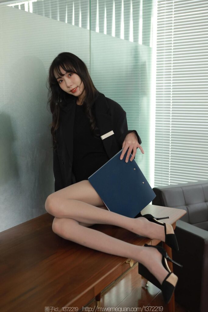 [IESS异思趣向] 2023.1.12 丝享家 1327 团团《长腿西装》[79P/87MB]插图1