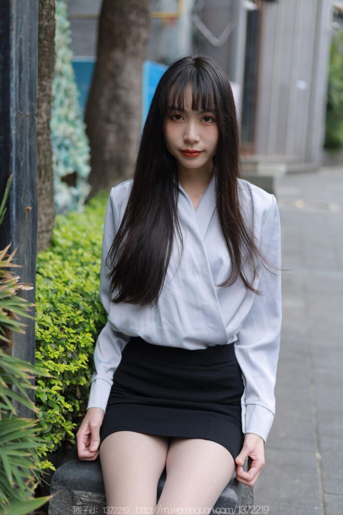 [IESS异思趣向] 2023.3.2 丝享家 1378 团团《楼梯上的美仁》[92P/94MB]插图1