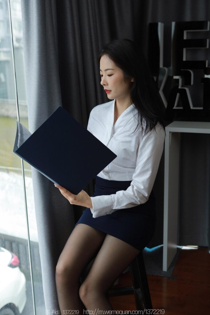 [IESS异思趣向] 2023.3.15 丝享家 1391 小金《落地窗制服》[88P/96MB]插图2