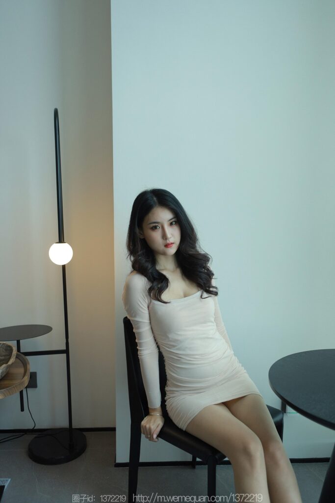 [IESS异思趣向] 2023.5.14 丝享家 1451 小宝《浅色包臀裙》[80P/64MB]插图1