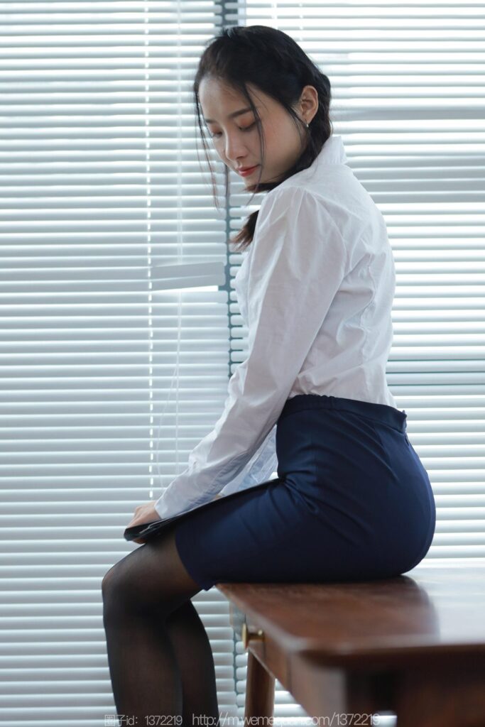 [IESS异思趣向] 2023.7.7 丝享家 1474 婉萍《蓝裙OL》[86P/89MB]插图3