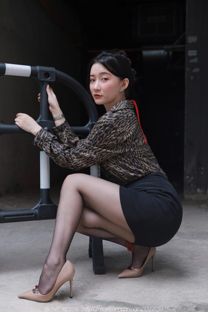 [IESS异思趣向] 2023.7.24 丝享家 1488 秋秋《孤身走暗巷》[85P/94MB]插图3