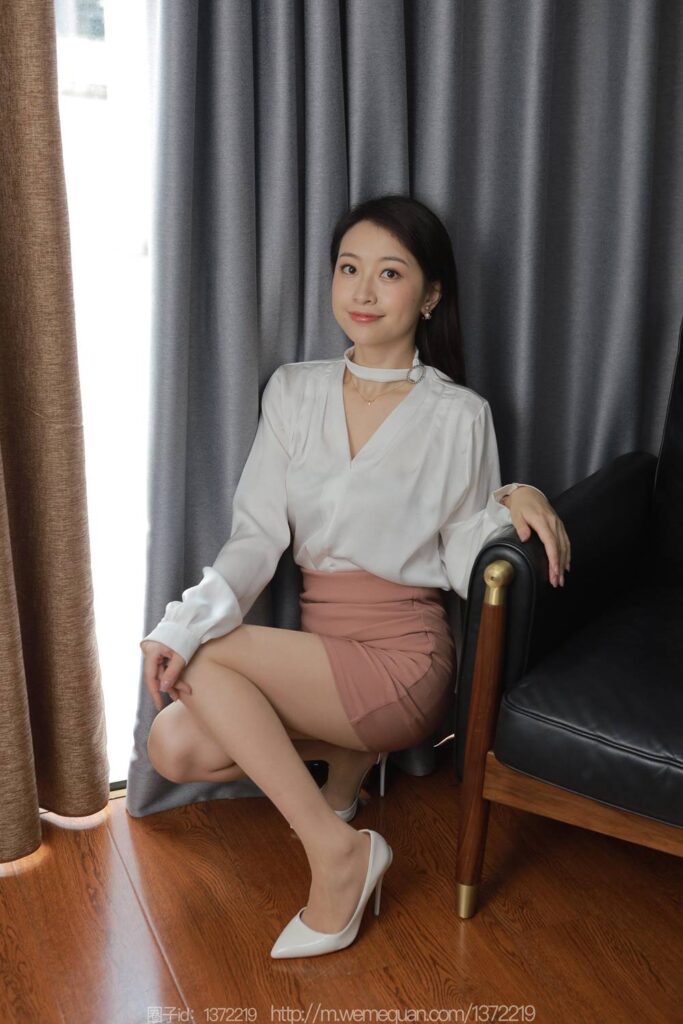 [IESS异思趣向] 2023.7.25 丝享家 1489 小婕《粉色的温柔》[83P/92MB]插图1