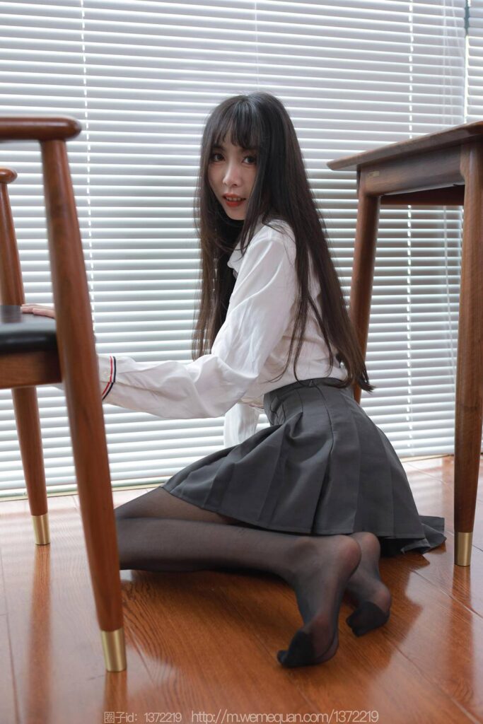 [IESS异思趣向] 2023.09.18 丝享家 1536 团团《长腿百褶裙》[82P/89MB]插图3