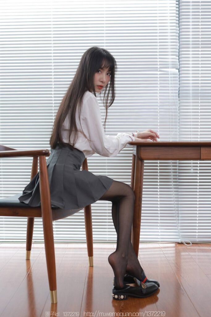 [IESS异思趣向] 2023.09.18 丝享家 1536 团团《长腿百褶裙》[82P/89MB]插图2