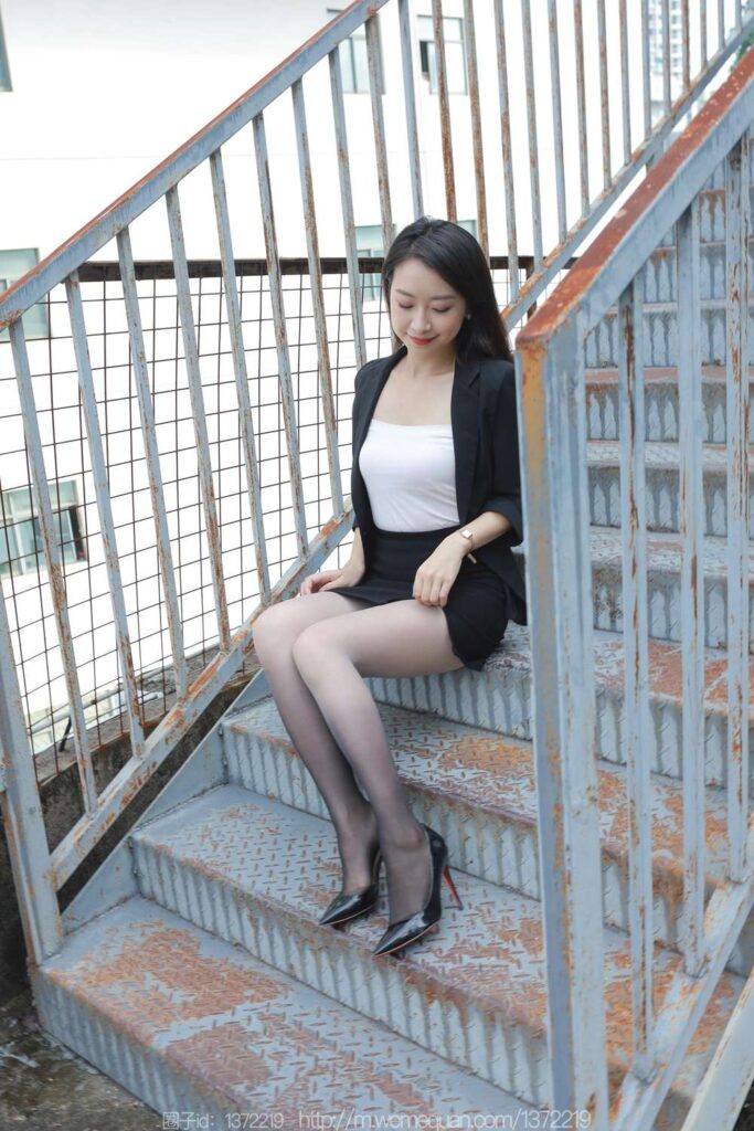 [IESS异思趣向] 2023.09.28 丝享家 1545 小婕《黑白灰渐变》[84P/113MB]插图2