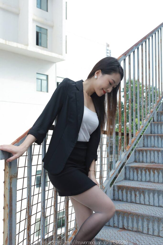 [IESS异思趣向] 2023.09.28 丝享家 1545 小婕《黑白灰渐变》[84P/113MB]插图1