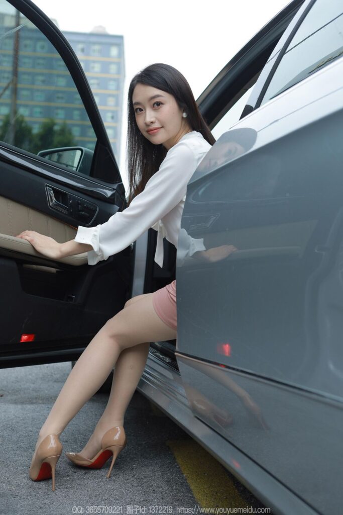[IESS异思趣向] 2023.10.16 丝享家 1560 小婕《车里车外》[84P/78MB]-无料摄影圈