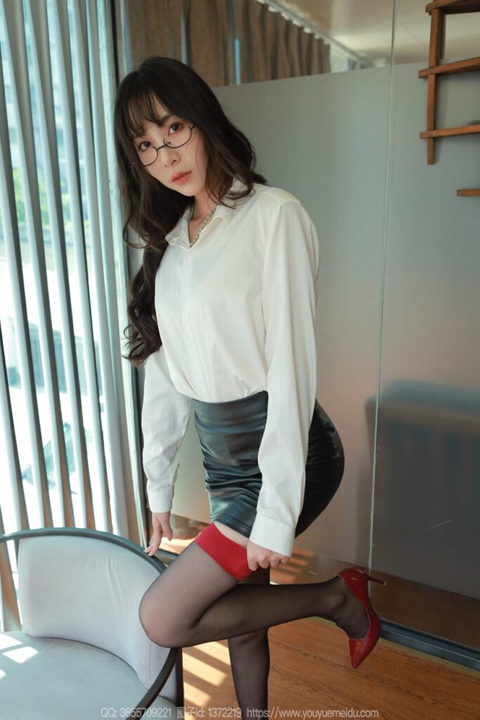 [IESS异思趣向] 2024.10.04 丝享家 1863 团团《双红长腿》[90P/86MB]插图2