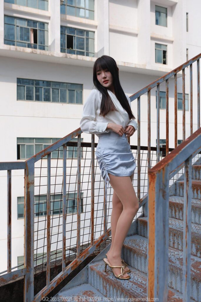 [IESS异思趣向] 2024.11.08 丝享家 1893 婉萍《蓝色短裙（上）》[80P/90MB]插图1