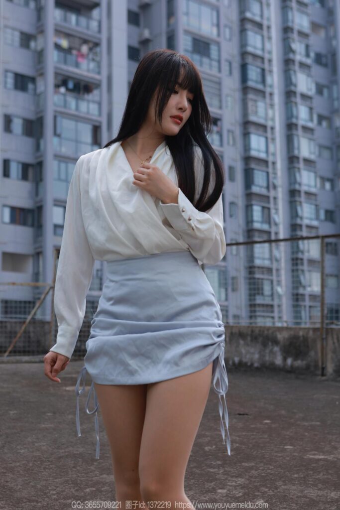 [IESS异思趣向] 2024.11.10 丝享家 1894 婉萍《蓝色短裙（下）》[89P/108MB]插图1