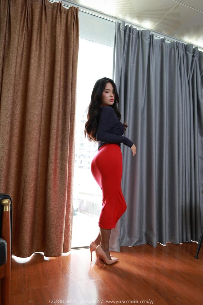 [IESS异思趣向] 2025.07.07 丝享家 2099 兔兔《红裙翘腿》[89P/86MB]插图1