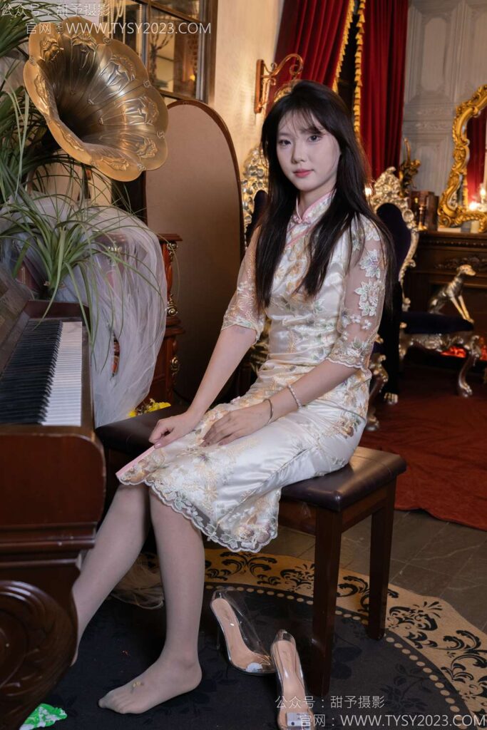 甜予摄影 NO.128 璇璇-拖鞋、高跟鞋、薄灰丝、薄黑丝、踩小房子剧情[127P/2V/10.3GB]插图1