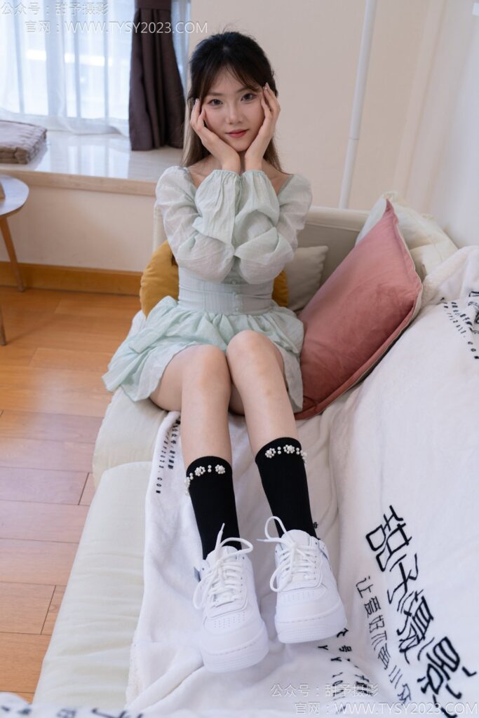 甜予摄影 NO.136 璇璇-板鞋、黑棉袜[203P/1V/12.6GB]插图2