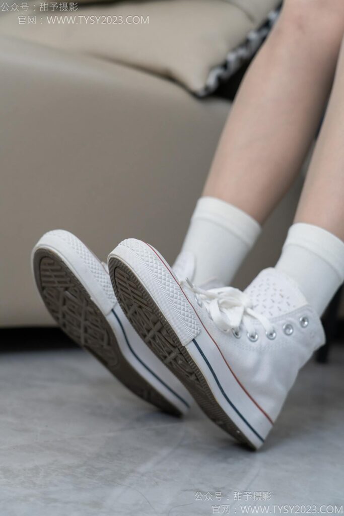 甜予摄影 NO.154 澜澜-帆布鞋、白棉袜、薄灰丝、跺脚抖腿剧情[129P/2V/10.3GB]插图2