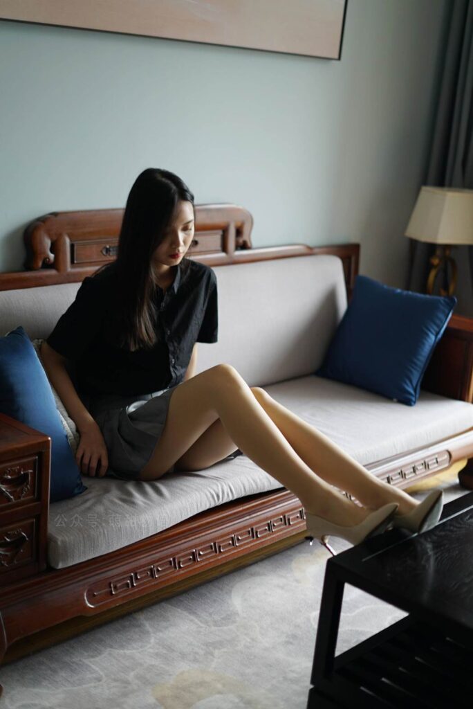 萌甜物语 XM121 小苏《短裙黑衬衣》[97P/1V/221MB]插图2