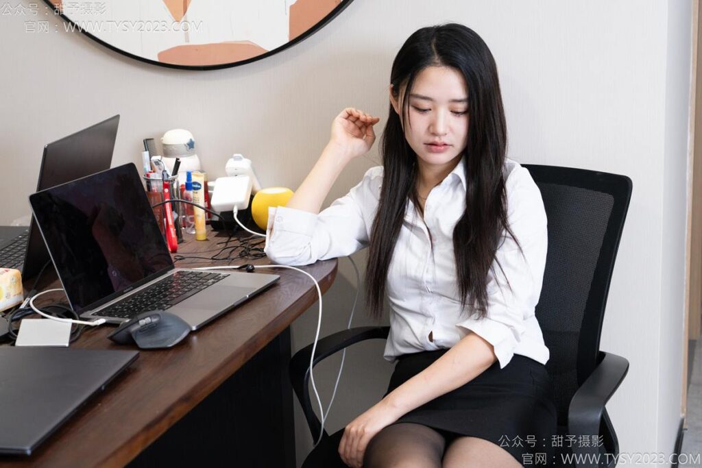 甜予摄影 NO.175 澜澜-高跟鞋、薄灰丝、薄黑丝、踩小人剧情[124P/2V/10.5GB]插图2