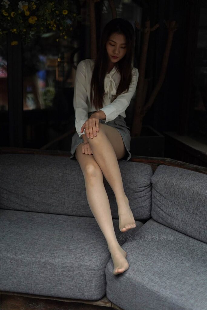 萌甜物语 XM210 笑笑《在路边的座位玩脚脚》[109P/1V/912MB]插图3