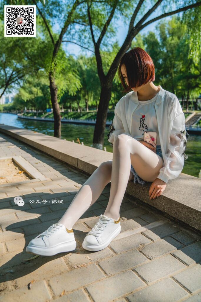 袜涩写真 VOL.010 当穿白丝的妹子遇到大叔 [68P/1.31G]插图2