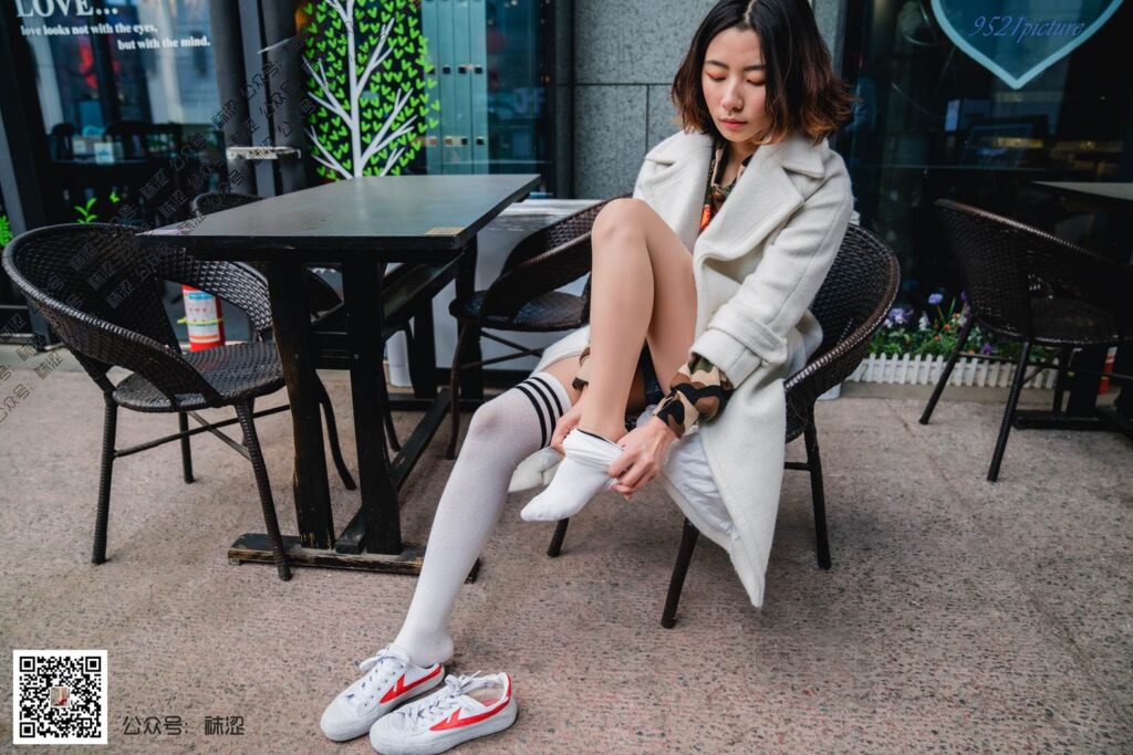 袜涩写真 VOL.022 雪梨肉丝搭白色过期袜 [48P/1V/1.48G]插图3