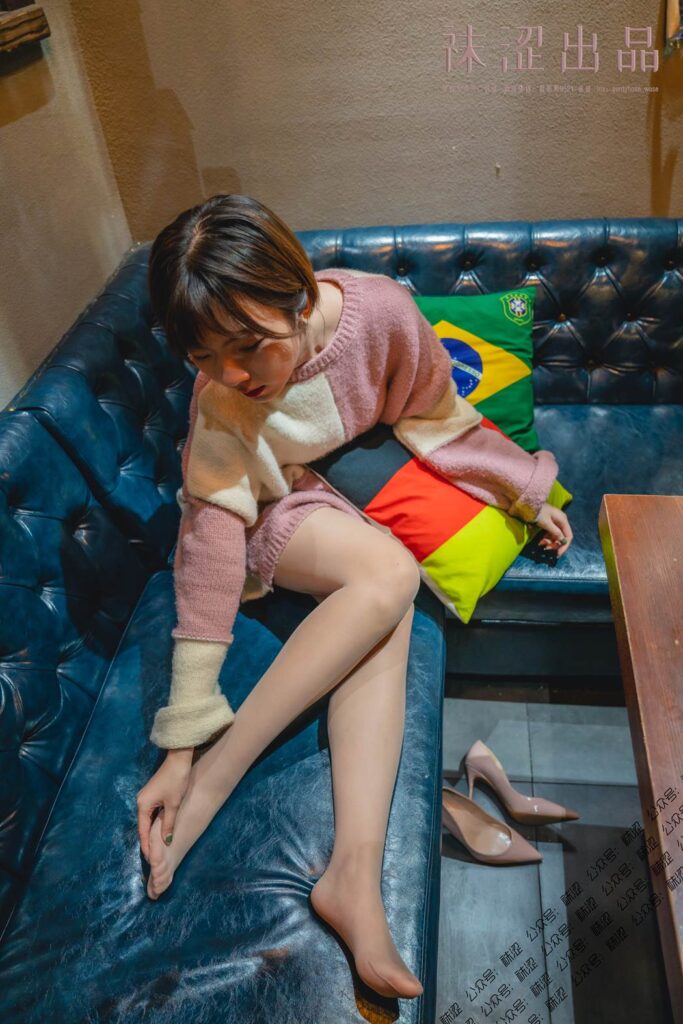 袜涩写真 VOL.030 暖暖的肉丝和大毛衣 [43P/709MB]插图1