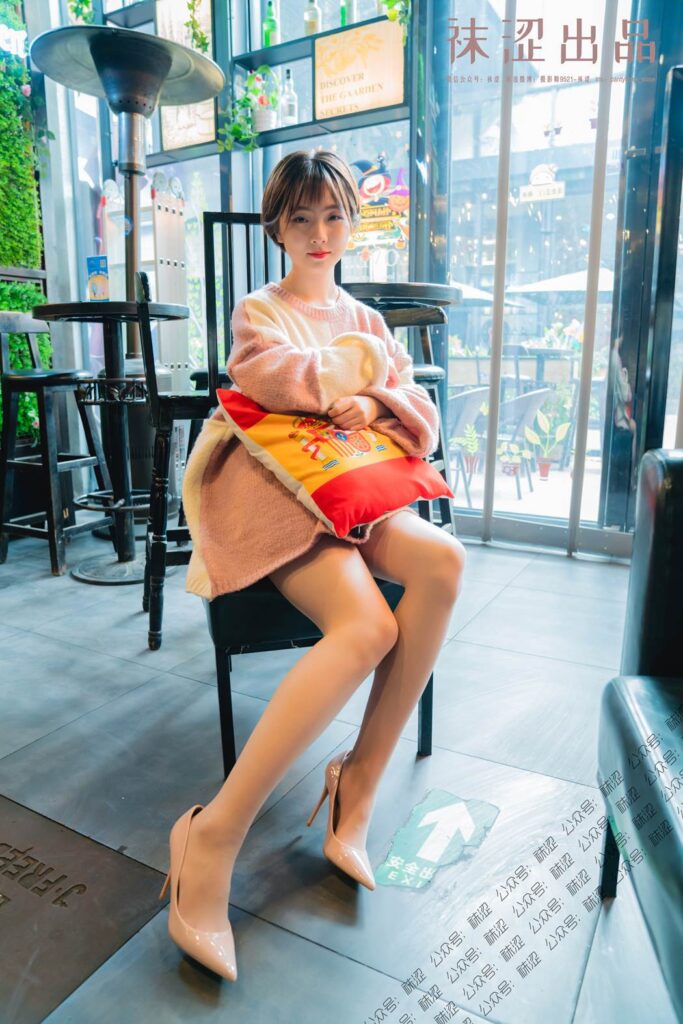 袜涩写真 VOL.030 暖暖的肉丝和大毛衣 [43P/709MB]插图2