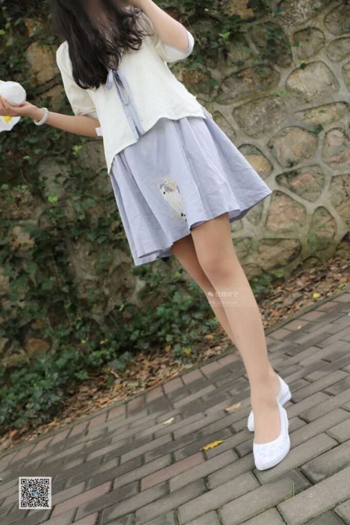 妖精视觉@NO.005 甜甜 户外公园看花儿妩媚 [82P/39.3MB]插图1