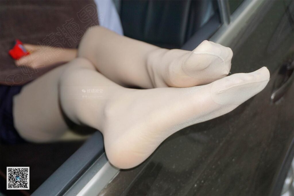 妖精视觉@NO.081 苏苏 坐在副驾驶的肉丝袜 [67P/33.2MB]插图3