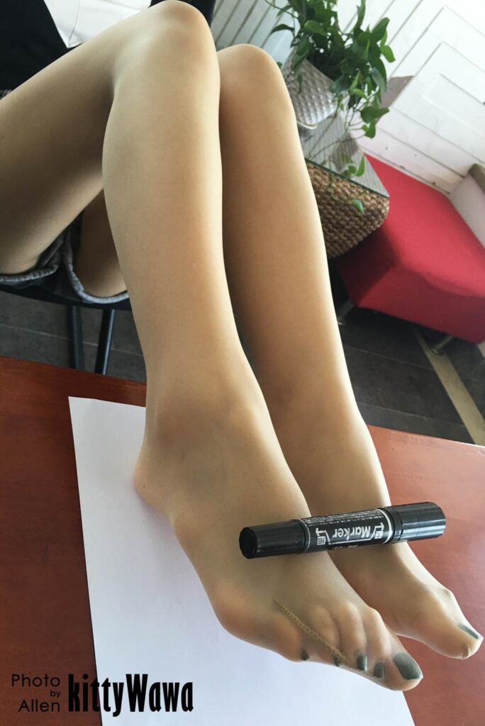 [kittyWawa袜小喵] KT002《玩物：黑色马克笔》[99P/18MB]插图1