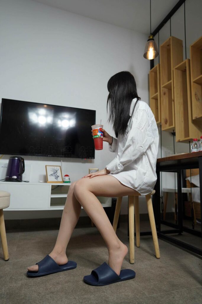 [KittyWawa袜小喵]KT247 《同事帮我修电视：上》[99P/262MB]插图2