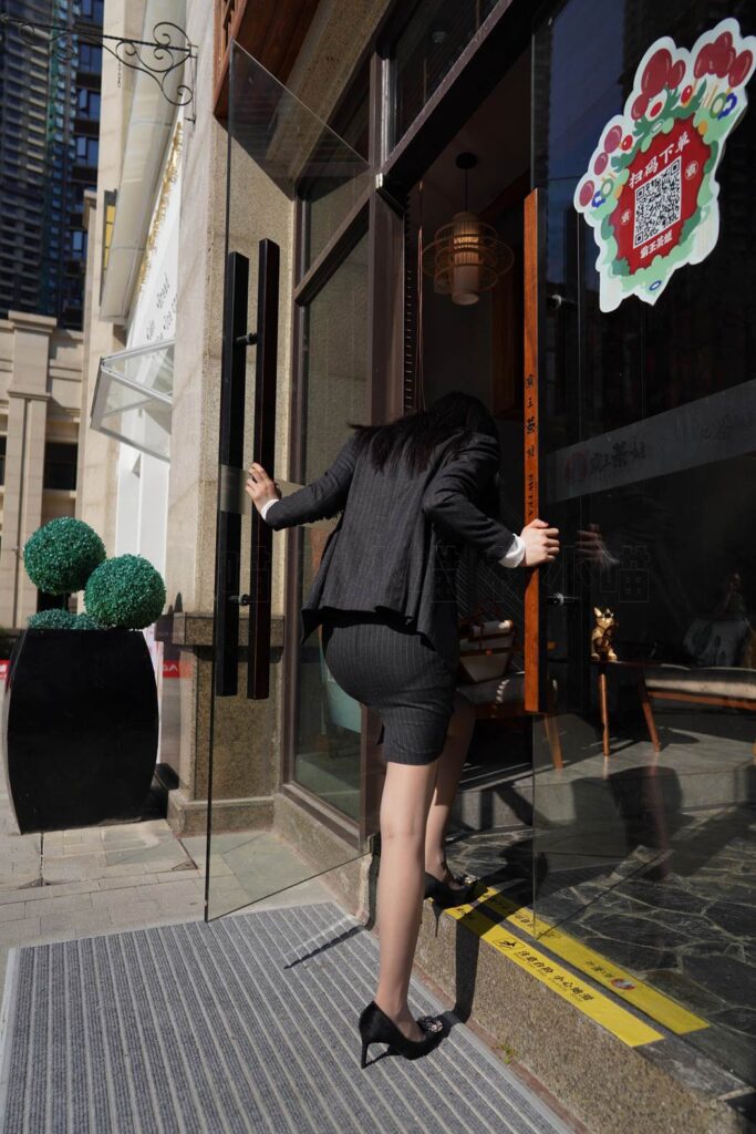 [kittyWawa袜小喵]KT256 户外职业装 [98P/177MB]插图2