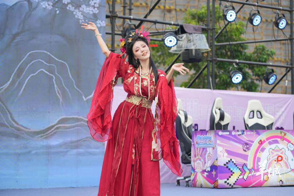 千灯湖Cosplay潮玩节启动！佛山“村PL”电竞赛揭幕战上演巅峰对决插图2