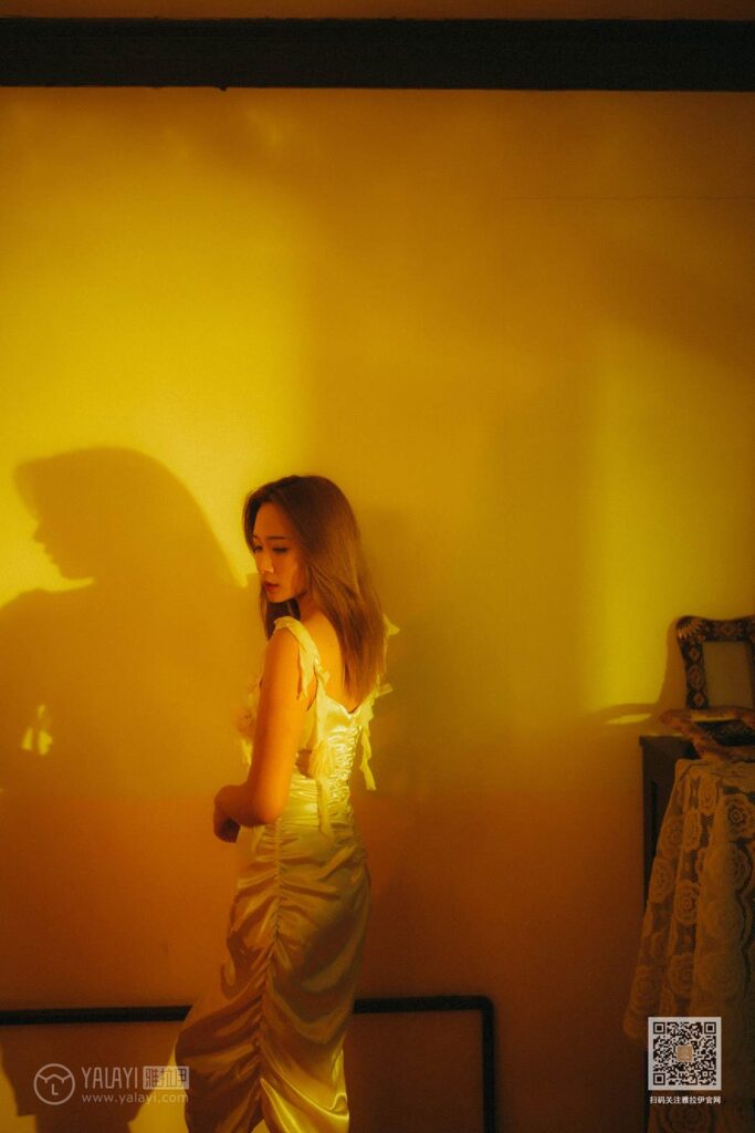[YALAYI雅拉伊] 2020.04.23 Vol.613 对着暮光呢喃 岳璐璐 [58P/472MB]插图3