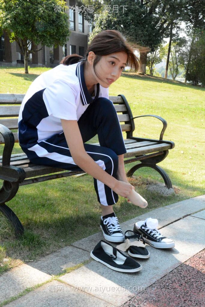 月下摄影 NO.004 秀秀~浅发校服 其实我喜欢酷酷的，今天第一期被安排了校服！[130P/2V/17.37G]插图