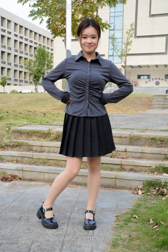 月下摄影 NO.006 茜茜~灰色小JK 这身灰色小JK被我穿出了正装的感觉！[100P/1V/3.09GB]插图1