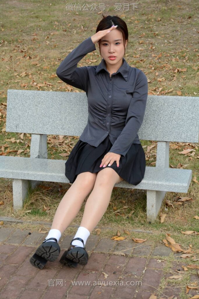 月下摄影 NO.006 茜茜~灰色小JK 这身灰色小JK被我穿出了正装的感觉！[100P/1V/3.09GB]插图2