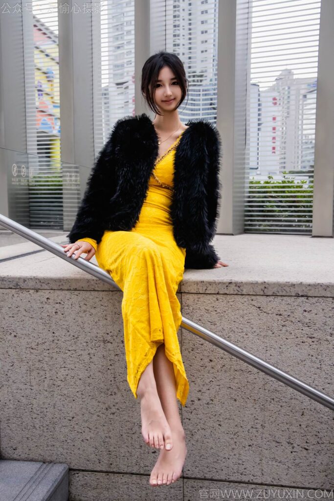 足愉心 NO.010 星朵（搭配：黑色毛衫、黄色连衣裙、绒毛拖鞋、白色棉袜、裸足）[110P/2V/13.6GB]插图3