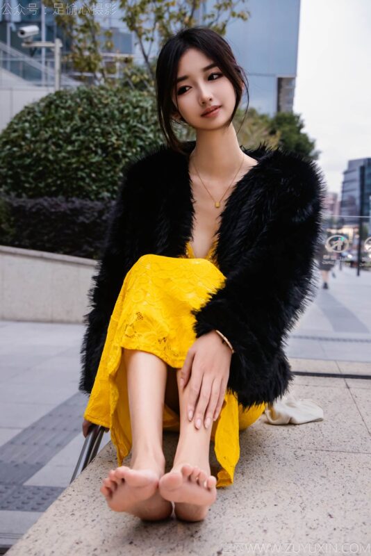 足愉心 NO.010 星朵（搭配：黑色毛衫、黄色连衣裙、绒毛拖鞋、白色棉袜、裸足）[110P/2V/13.6GB]-无料摄影圈